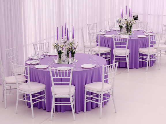 Белый стул Кьявари для свадьбы в интерьере