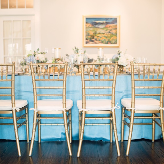 Золотые стулья Кьявари с подушкой в интерьере